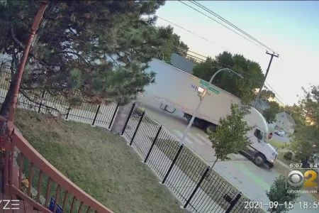 City Workers Install Speed Bumps After Hegewisch Residents Tell CBS 2 That Semi-Trailer Trucks Are ‘Terrorizing’ Their Lives
